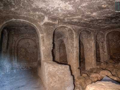 Siamo dentro. La struttura, di circa 45 metri quadri, � composta da due zone distinte frutto di un raddoppio dell�originario luogo di culto. Il primo vano si presenta con due navate asimmetriche...